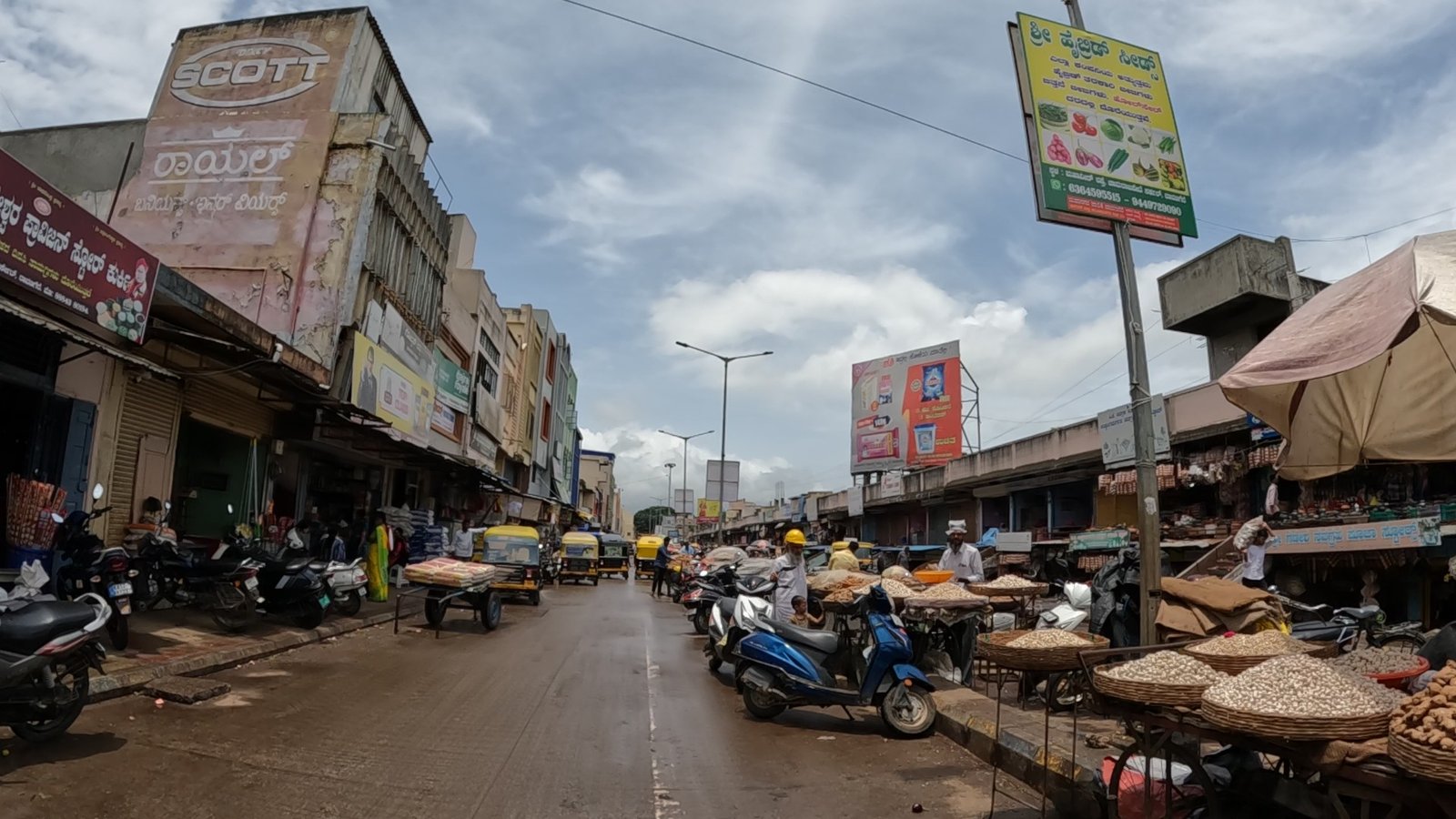 Busy marketplace in Davanagere