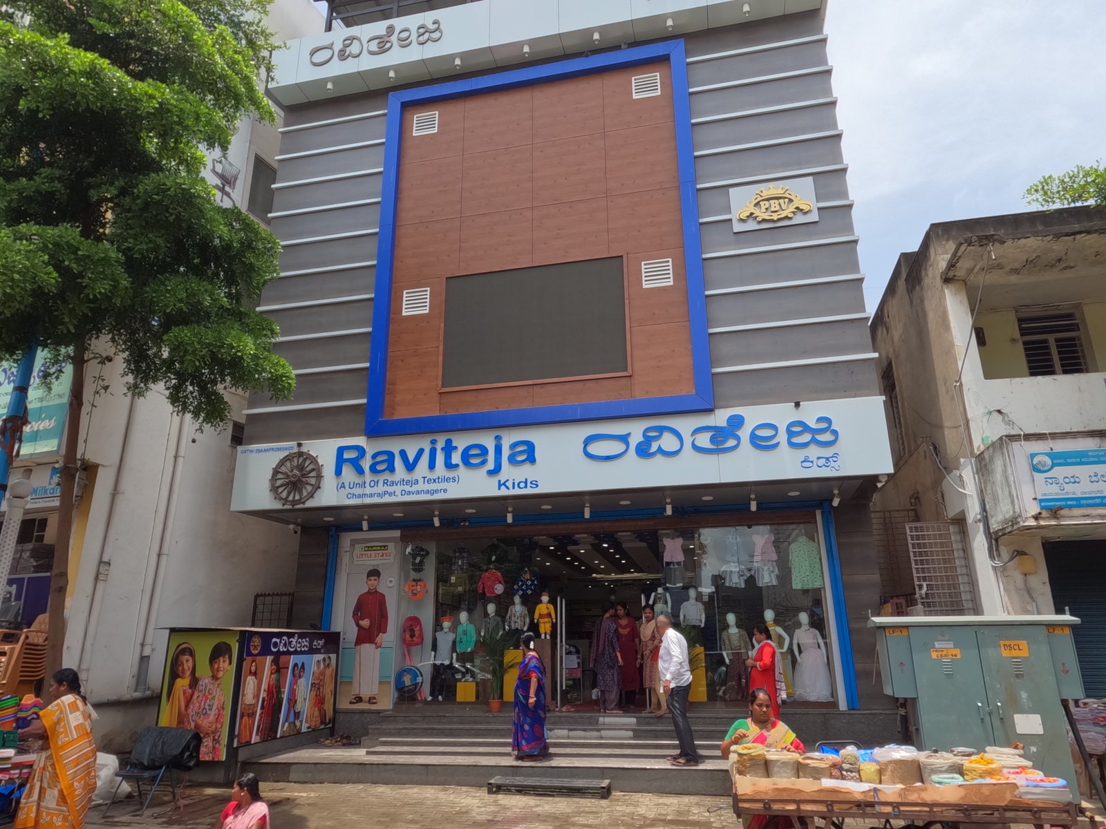 Raviteja, Chamarajpet Circle, Davanagere